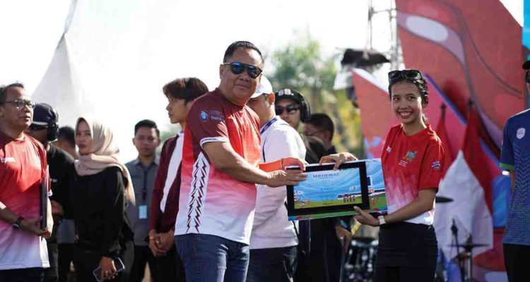 Wagub Sumsel, Cik Ujang resmi meluncurkan acara “QRIS Run Bidar Fest” yang dipusatkan di Pelataran Benteng Kuto Besak (BKB), Sabtu (16/8/2025). Foto: Humas Pemprov Sumsel.