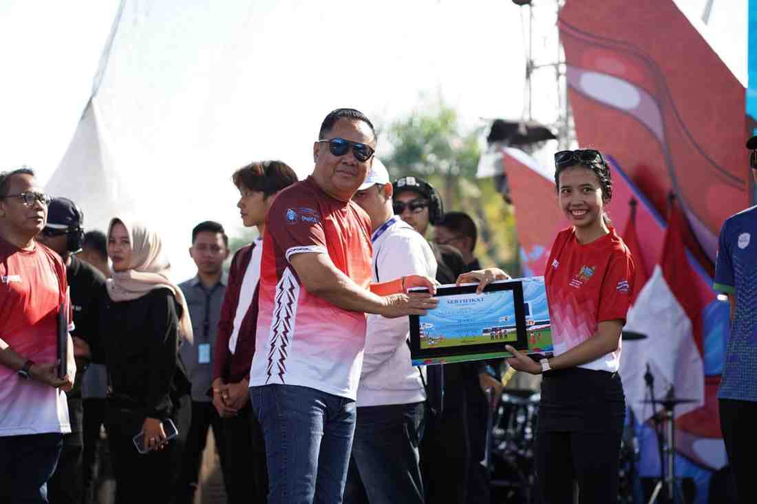 Wagub Sumsel, Cik Ujang resmi meluncurkan acara “QRIS Run Bidar Fest” yang dipusatkan di Pelataran Benteng Kuto Besak (BKB), Sabtu (16/8/2025). Foto: Humas Pemprov Sumsel.