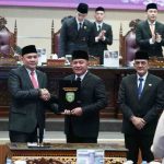 Gubernur Sumsel, Herman Deru dan Ketua DPRD Sumsel, Andie Dinialdie usai penandatanganan persetujuan bersama rancangan Perubahan APBD 2025, Rabu (6/8/2025). Foto: Humas Pemprov Sumsel.
