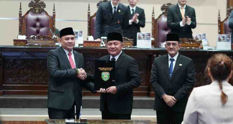 Gubernur Sumsel, Herman Deru dan Ketua DPRD Sumsel, Andie Dinialdie usai penandatanganan persetujuan bersama rancangan Perubahan APBD 2025, Rabu (6/8/2025). Foto: Humas Pemprov Sumsel.