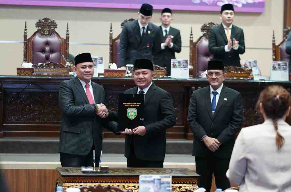 Gubernur Sumsel, Herman Deru dan Ketua DPRD Sumsel, Andie Dinialdie usai penandatanganan persetujuan bersama rancangan Perubahan APBD 2025, Rabu (6/8/2025). Foto: Humas Pemprov Sumsel.