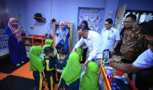 Wagub Sumsel, Cik Ujang melihat langsung Kegiatan pemeriksaan kesehatan gratis di SDIT Royal Islamic School, Jalan Merdeka, Palembang, Rabu (27/8/2025). Foto: Humas Pemprov Sumsel.