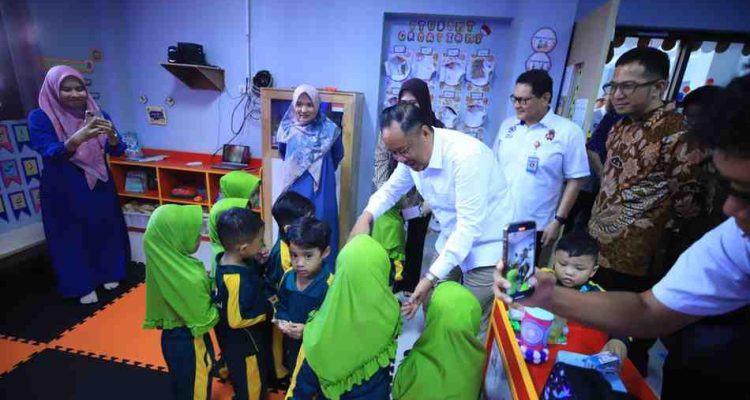 Wagub Sumsel, Cik Ujang melihat langsung Kegiatan pemeriksaan kesehatan gratis di SDIT Royal Islamic School, Jalan Merdeka, Palembang, Rabu (27/8/2025). Foto: Humas Pemprov Sumsel.