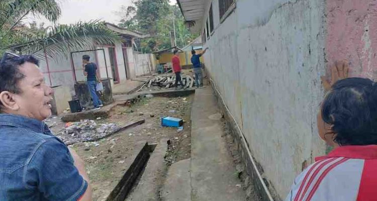 Tim survei melakukan survei ke sejumlah sekolah di Sanga Desa, untuk mendapat bantuan program bantuan dari Kementerian Transmigrasi. Kamis (21/8/2025). Foto: Kominfo Muba.