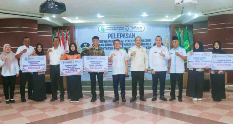 Para calon mahasiswa asal Muba yang mendapat beasiswa dari Pemkab Muba, Rabu (20/8/2025). Foto: Kominfo Muba.