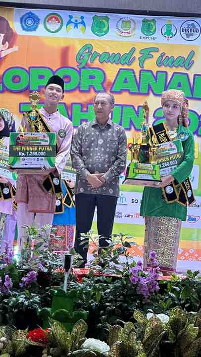 Alya Zhafira Ivana dari SMPN 6 Sekayu dan Rakha Fathi Ardian dari SMAN 1 Sekayu terpilih sebagai juara duta muda Muba yang siap menginspirasi. Foto: Kominfo Muba.