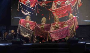Tarian menenun songket tampil pada penutupan rakernas Jaringan Kota Pusaka Indonesia (JKPI) di Jakarta, Rabu (6/8/2025) malam. Foto: Kominfo Palembang.