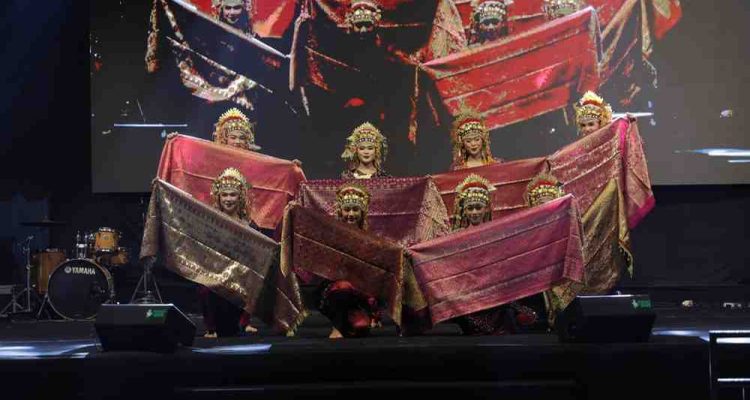 Tarian menenun songket tampil pada penutupan rakernas Jaringan Kota Pusaka Indonesia (JKPI) di Jakarta, Rabu (6/8/2025) malam. Foto: Kominfo Palembang.