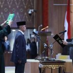 Ketua DPRD Sumsel, Andie Dinaldie memimpin penguca[ana sumpah janji anggota DPRD Sumsel hasil PAW, Ganjar Imam di rapat paripurna, Rabu (20/8/2025). Foto: Humas Pemprov Sumsel.