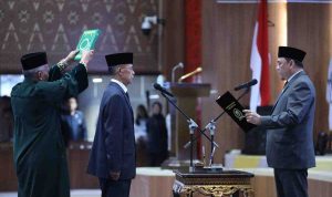 Ketua DPRD Sumsel, Andie Dinaldie memimpin penguca[ana sumpah janji anggota DPRD Sumsel hasil PAW, Ganjar Imam di rapat paripurna, Rabu (20/8/2025). Foto: Humas Pemprov Sumsel.