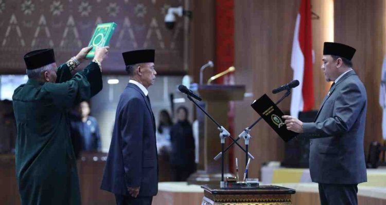 Ketua DPRD Sumsel, Andie Dinaldie memimpin penguca[ana sumpah janji anggota DPRD Sumsel hasil PAW, Ganjar Imam di rapat paripurna, Rabu (20/8/2025). Foto: Humas Pemprov Sumsel.