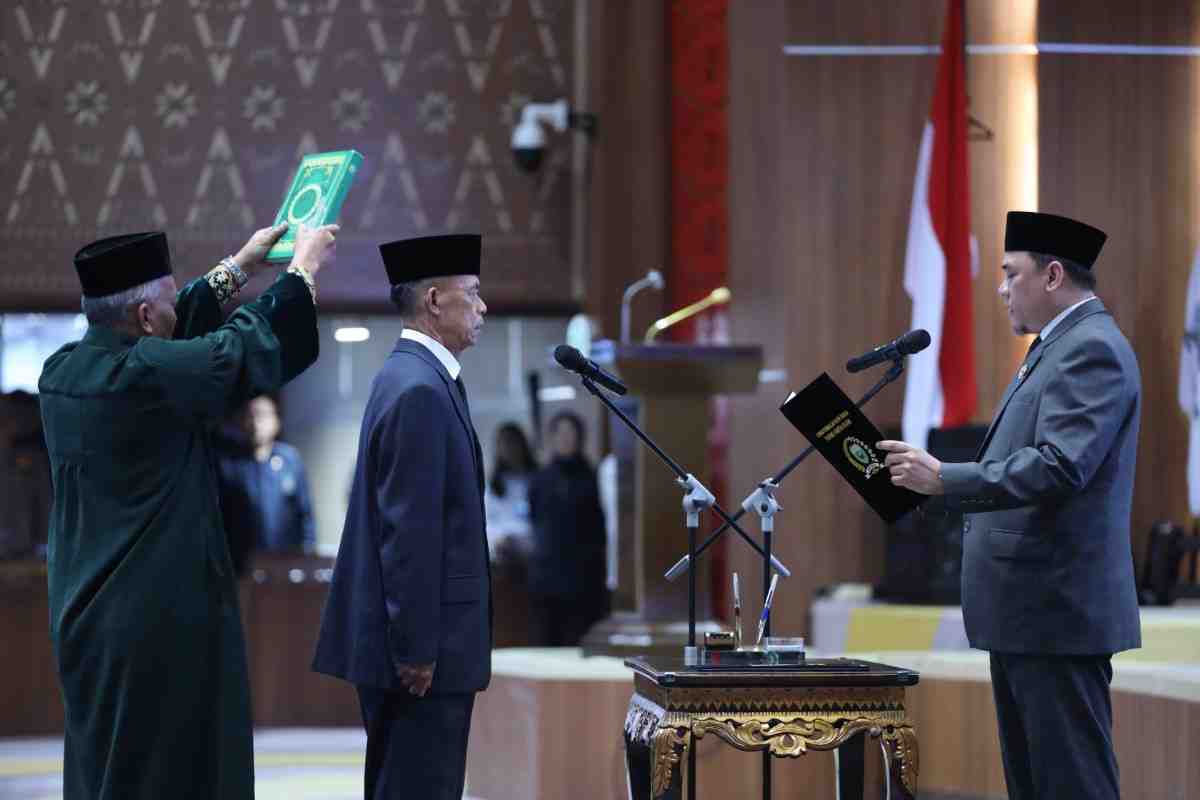 Ketua DPRD Sumsel, Andie Dinaldie memimpin penguca[ana sumpah janji anggota DPRD Sumsel hasil PAW, Ganjar Imam di rapat paripurna, Rabu (20/8/2025). Foto: Humas Pemprov Sumsel.