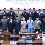 Para pimpinan dan anggota DPRD Sumsel foto bersama Wagub usai pelantikan Ganjar Imam sebagai anggota DPRD Sumsel hasil PAW, Rabu (20/8/2025). Foto: Humas Pemprov Sumsel.