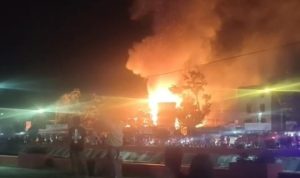 Sebuah rumah di kawasan 26 Ilir Palembang, ludes terbakar, Kamis (14/8/2025) pukul 18.30. Foto: screenshot Medsos.