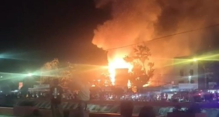 Sebuah rumah di kawasan 26 Ilir Palembang, ludes terbakar, Kamis (14/8/2025) pukul 18.30. Foto: screenshot Medsos.