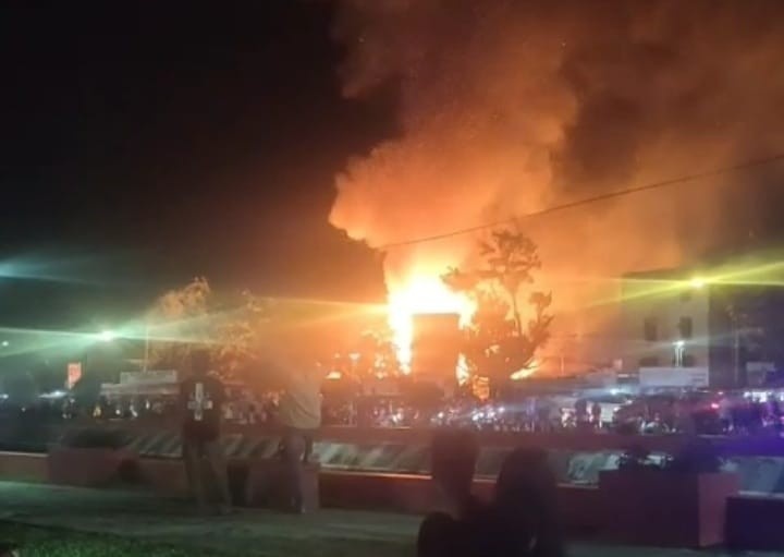 Sebuah rumah di kawasan 26 Ilir Palembang, ludes terbakar, Kamis (14/8/2025) pukul 18.30. Foto: screenshot Medsos.
