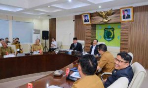 Bupati Muba, HM Toha memimpin rapat staf yang dihadiri seluruh pejabat teras Pemkab Muba, Senin (11/8/2025). Foto: Kominfo Muba.