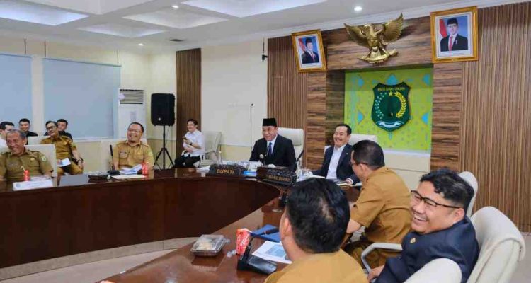 Bupati Muba, HM Toha memimpin rapat staf yang dihadiri seluruh pejabat teras Pemkab Muba, Senin (11/8/2025). Foto: Kominfo Muba.