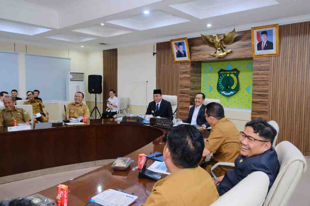 Bupati Muba, HM Toha memimpin rapat staf yang dihadiri seluruh pejabat teras Pemkab Muba, Senin (11/8/2025). Foto: Kominfo Muba.