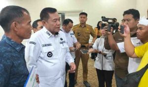 Bupati Muba, HM Toha saat diwawancarai wartawan. Foto: Kominfo Muba.