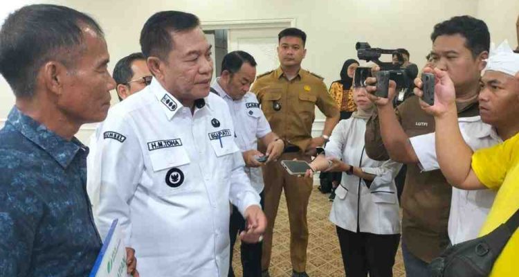 Bupati Muba, HM Toha saat diwawancarai wartawan. Foto: Kominfo Muba.