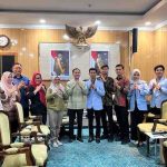 Walikota Palembang, Ratu Dewa bersama pa apengurus DEMA UIN Raden Fatah, Jumat (8/8/2025)- Foto: Kominfo Palembang.