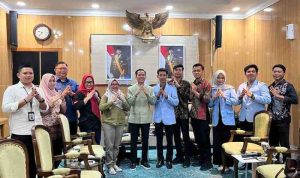 Walikota Palembang, Ratu Dewa bersama pa apengurus DEMA UIN Raden Fatah, Jumat (8/8/2025)- Foto: Kominfo Palembang.