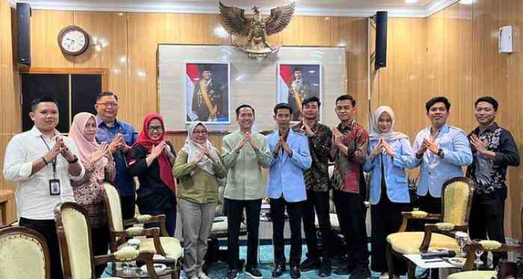 Walikota Palembang, Ratu Dewa bersama pa apengurus DEMA UIN Raden Fatah, Jumat (8/8/2025)- Foto: Kominfo Palembang.