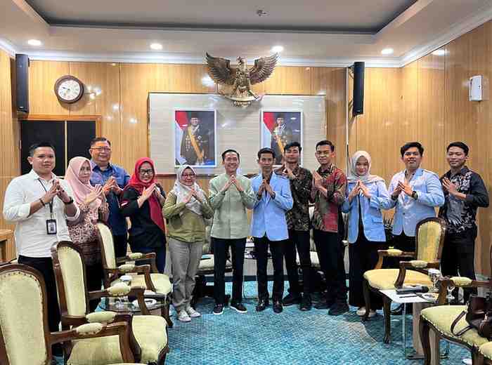 Walikota Palembang, Ratu Dewa bersama pa apengurus DEMA UIN Raden Fatah, Jumat (8/8/2025)- Foto: Kominfo Palembang.