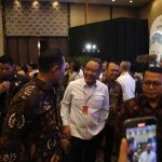 Wagub Sumsel, Cik Ujang tampak berdcisuksi dengan Menko Infrastruktur, Agus Harimukti Yudhoyono (AHY), Kamis (28/8/2025). Foto: HUmas Pemprov Sumsel.