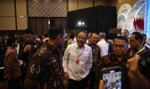 Wagub Sumsel, Cik Ujang tampak berdcisuksi dengan Menko Infrastruktur, Agus Harimukti Yudhoyono (AHY), Kamis (28/8/2025). Foto: HUmas Pemprov Sumsel.