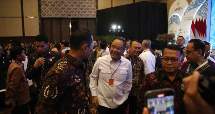 Wagub Sumsel, Cik Ujang tampak berdcisuksi dengan Menko Infrastruktur, Agus Harimukti Yudhoyono (AHY), Kamis (28/8/2025). Foto: HUmas Pemprov Sumsel.