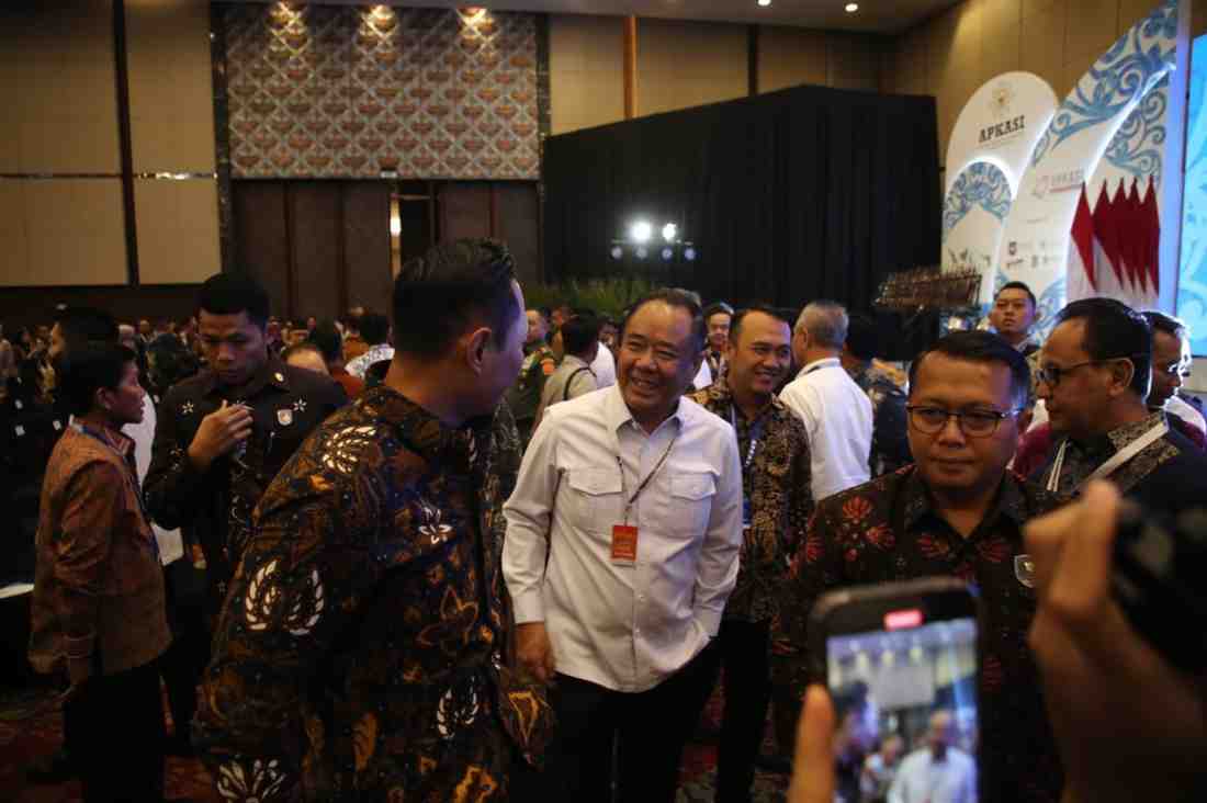 Wagub Sumsel, Cik Ujang tampak berdcisuksi dengan Menko Infrastruktur, Agus Harimukti Yudhoyono (AHY), Kamis (28/8/2025). Foto: HUmas Pemprov Sumsel.