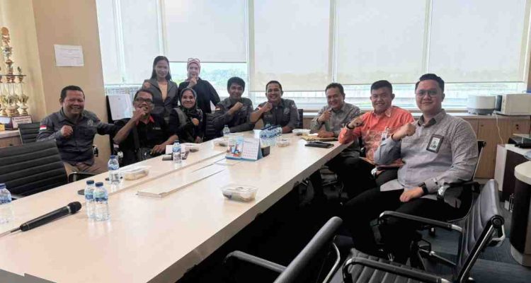 Para pengurus DPD PJS Sumsel bersilaturrahim dengan jajaran Bank Sumsel Babel (BSB) Jakabaring, Palembang, Kamis (7/8/2025). Foto: Dok PJS Sumsel.