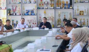 Kepala Dinas Pemuda Olahraga dan Pariwisata (Dispopar) Muba, Dr. M. Fariz, SSTP, MM memimpjn rapat rencana kejuaraan volley ball dan para renang di Ruang Rapat Lt.1 Kantor Dispopar. Rabu (6//8/2025). Foto: Kominfo Muba.