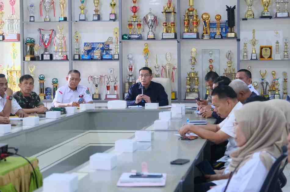 Kepala Dinas Pemuda Olahraga dan Pariwisata (Dispopar) Muba, Dr. M. Fariz, SSTP, MM memimpjn rapat rencana kejuaraan volley ball dan para renang di Ruang Rapat Lt.1 Kantor Dispopar. Rabu (6//8/2025). Foto: Kominfo Muba.