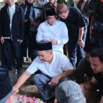 Wabup Muba, Rohman tampak menyiram kuburan istrinya yang meninggal dunia, Kamis (21/8/2025). Foto: Kominfo Muba.