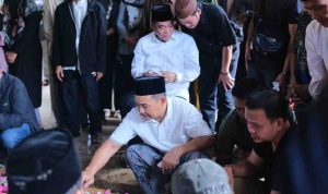 Wabup Muba, Rohman tampak menyiram kuburan istrinya yang meninggal dunia, Kamis (21/8/2025). Foto: Kominfo Muba.