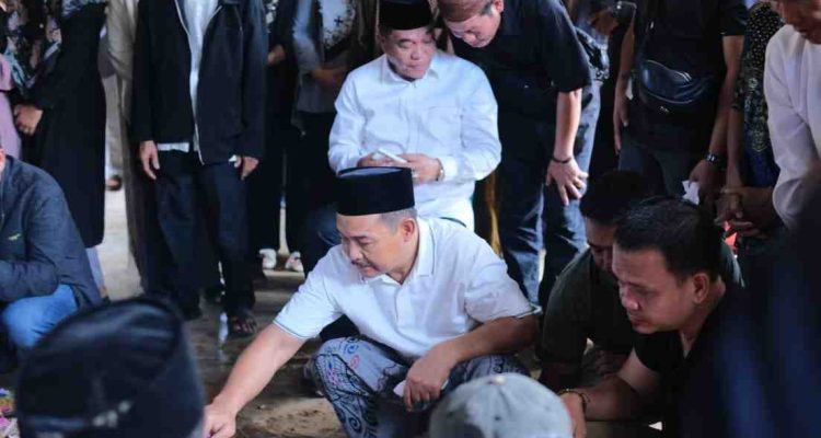 Wabup Muba, Rohman tampak menyiram kuburan istrinya yang meninggal dunia, Kamis (21/8/2025). Foto: Kominfo Muba.