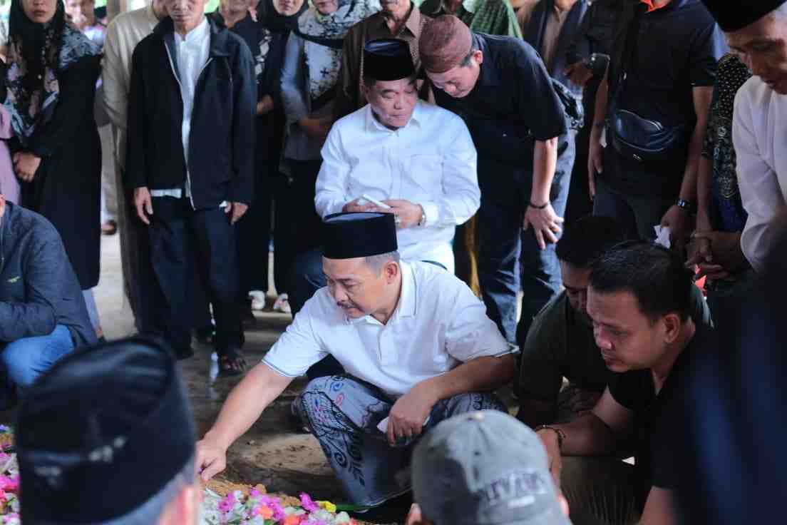 Wabup Muba, Rohman tampak menyiram kuburan istrinya yang meninggal dunia, Kamis (21/8/2025). Foto: Kominfo Muba.