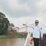 Wagub Sumsel, Cik Ujang meninjau Sungai Lematang, sebagai atlernatif angkutan bartubara. Foto: Humas Pemprov Sumsel.