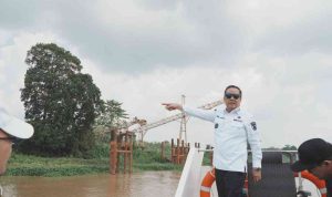 Wagub Sumsel, Cik Ujang meninjau Sungai Lematang, sebagai atlernatif angkutan bartubara. Foto: Humas Pemprov Sumsel.