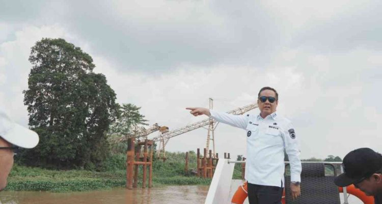 Wagub Sumsel, Cik Ujang meninjau Sungai Lematang, sebagai atlernatif angkutan bartubara. Foto: Humas Pemprov Sumsel.