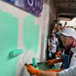 Walikota Palembang, Ratu Dewa secvara simbolis mengecat bekas RM Sari Bundo, sebagian bagian dari kegiatan Program Palembang Belagak, Rabu (13/8/2025). Foto: Kominfo Palembang.