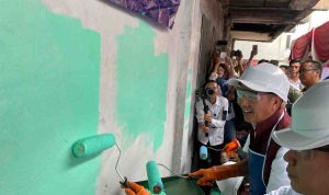 Walikota Palembang, Ratu Dewa secvara simbolis mengecat bekas RM Sari Bundo, sebagian bagian dari kegiatan Program Palembang Belagak, Rabu (13/8/2025). Foto: Kominfo Palembang.