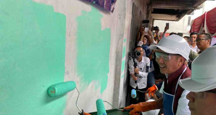Walikota Palembang, Ratu Dewa secvara simbolis mengecat bekas RM Sari Bundo, sebagian bagian dari kegiatan Program Palembang Belagak, Rabu (13/8/2025). Foto: Kominfo Palembang.