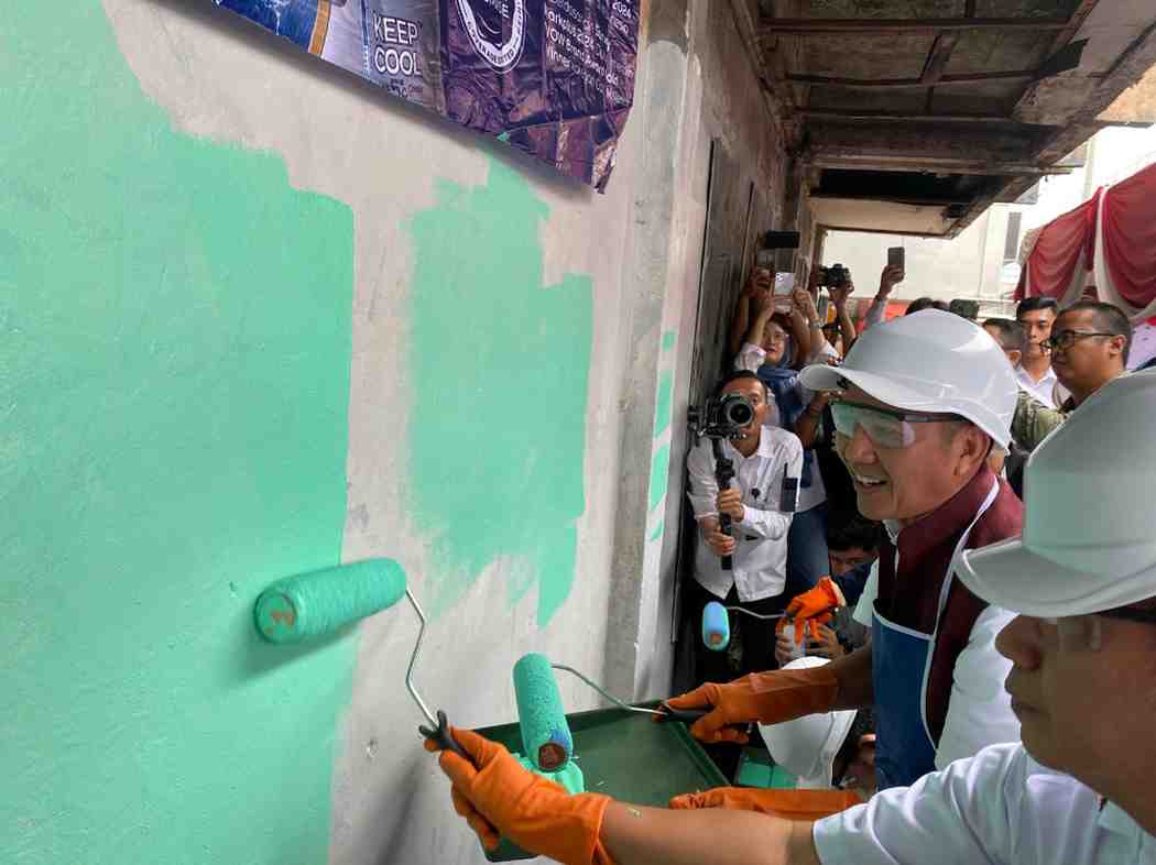 Walikota Palembang, Ratu Dewa secvara simbolis mengecat bekas RM Sari Bundo, sebagian bagian dari kegiatan Program Palembang Belagak, Rabu (13/8/2025). Foto: Kominfo Palembang.