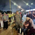 Sejumlah aparat Pol PP dan polisi meninjau langsung kondisi Jembatan Ampera di malam hari, Kamis (11/9/2025). Foto: Kominfo Palembang.