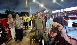 Sejumlah aparat Pol PP dan polisi meninjau langsung kondisi Jembatan Ampera di malam hari, Kamis (11/9/2025). Foto: Kominfo Palembang.