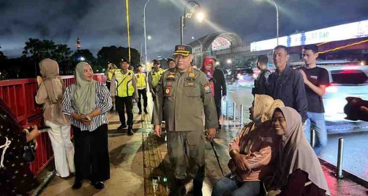 Sejumlah aparat Pol PP dan polisi meninjau langsung kondisi Jembatan Ampera di malam hari, Kamis (11/9/2025). Foto: Kominfo Palembang.